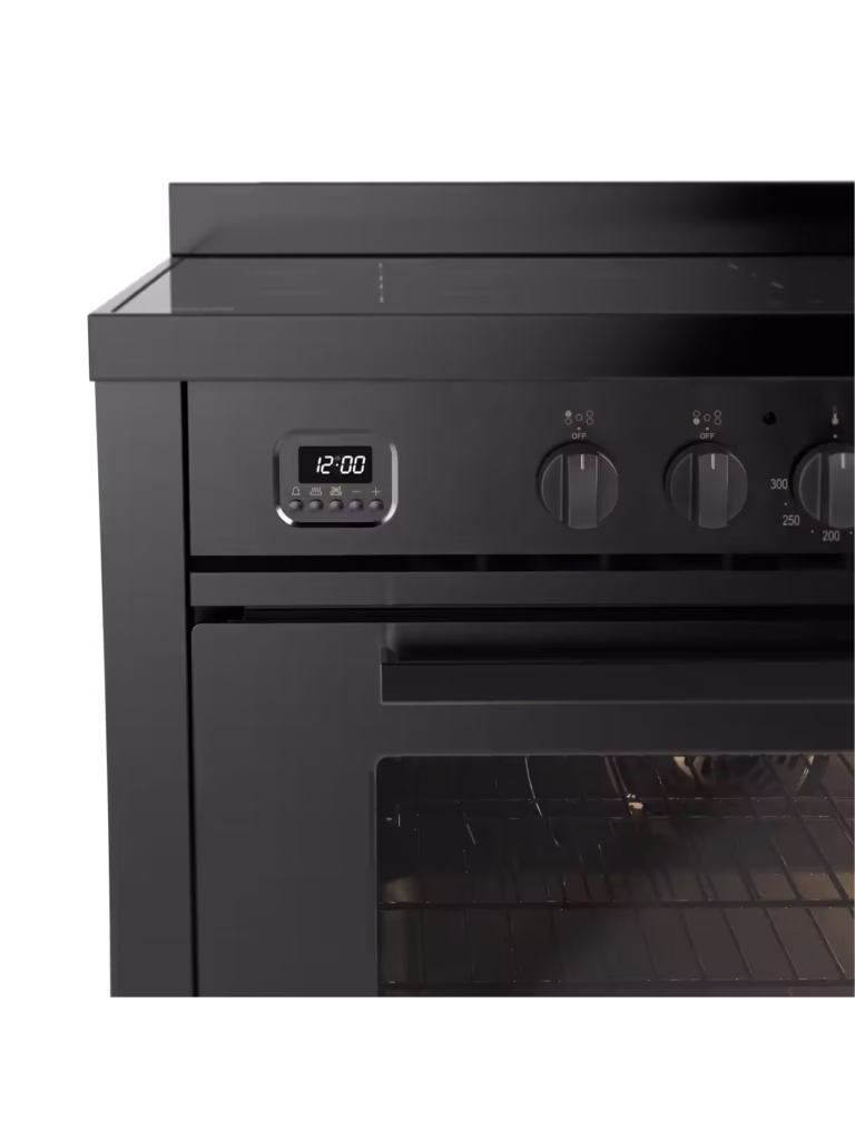 Närbild på svart Pro Line 90 cm spis med digital klocka på 12:00, släta vred och glaslucka med synliga ugnsgaller.