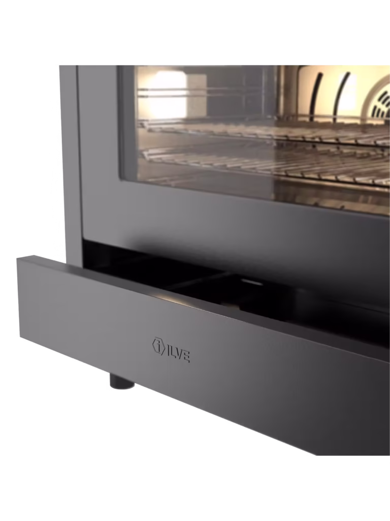Närbild av ILVE Pro Line 90 cm ugn med del av ugnslucka, hyllor och nedre frontpanel med ILVE-logo, invändigt upplyst.