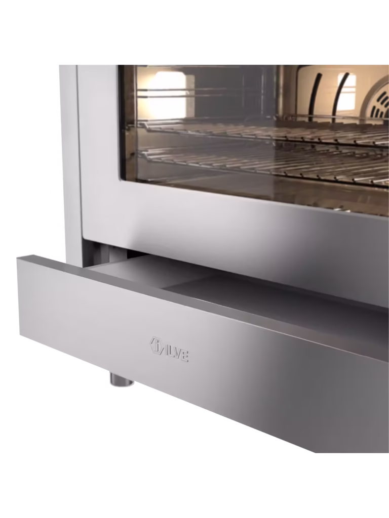Närbild av en 90 cm ILVE spis med utdragen förvaringslåda under ugnsluckan, där ugnens interiör syns genom glaset.