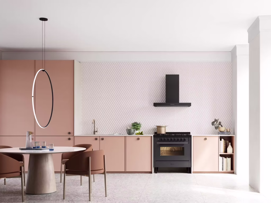 Modern köksmiljö med rosa skåp, ILVE Pro Line spis och köksfläkt, matbord med bruna stolar, samt minimalistisk inredning.