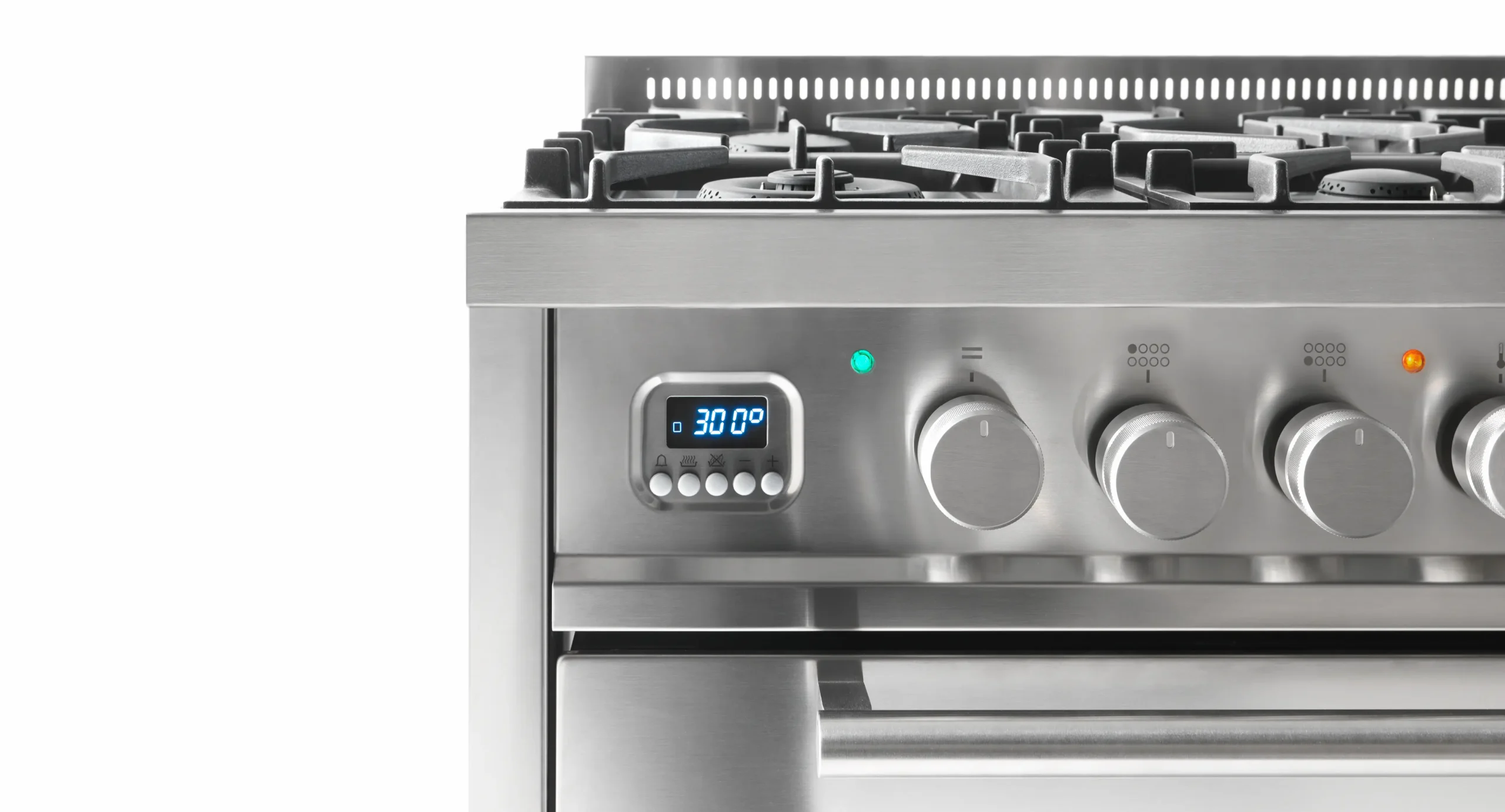 Närbild av en modern spis och ugn i rostfritt stål med fyra galler, vred, indikatorlampor och digital timer på 30:00 mot vit bakgrund.