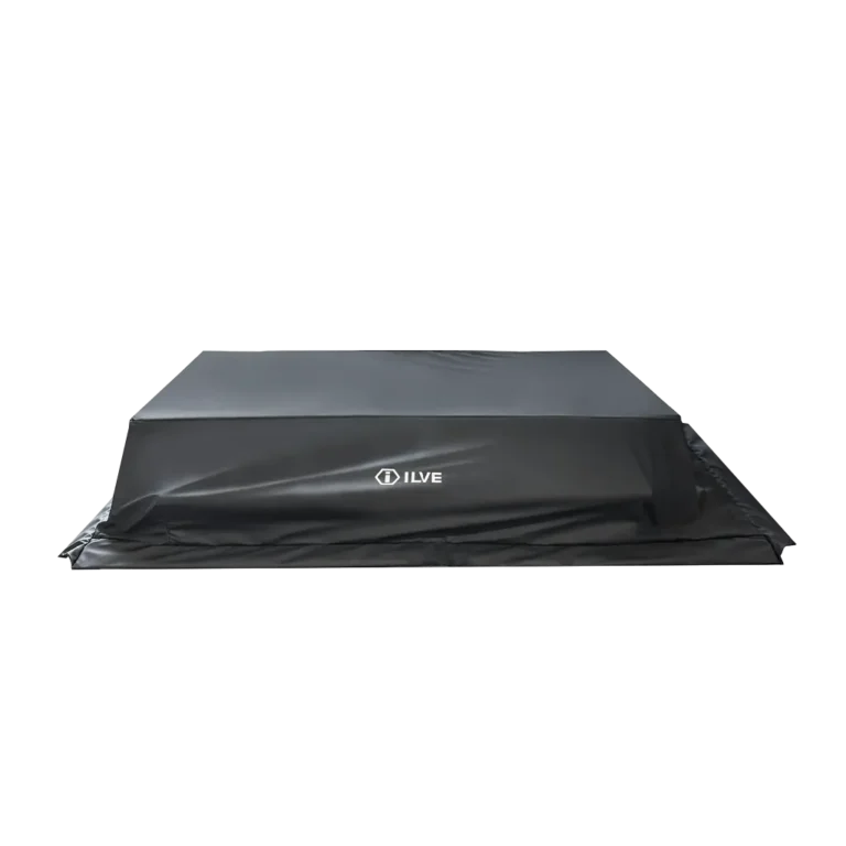 Svart, rektangulärt skydd med ILVE-logotyp framtill, utformat för att passa över en ugn eller grill mot vit bakgrund.