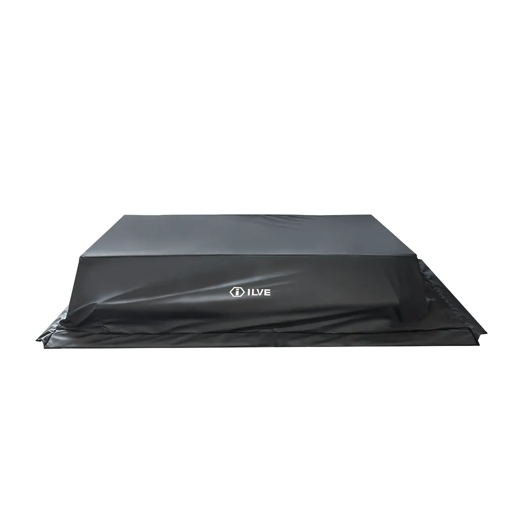 Svart, rektangulärt skydd med ILVE-logotyp framtill, utformat för att passa över en ugn eller grill mot vit bakgrund.