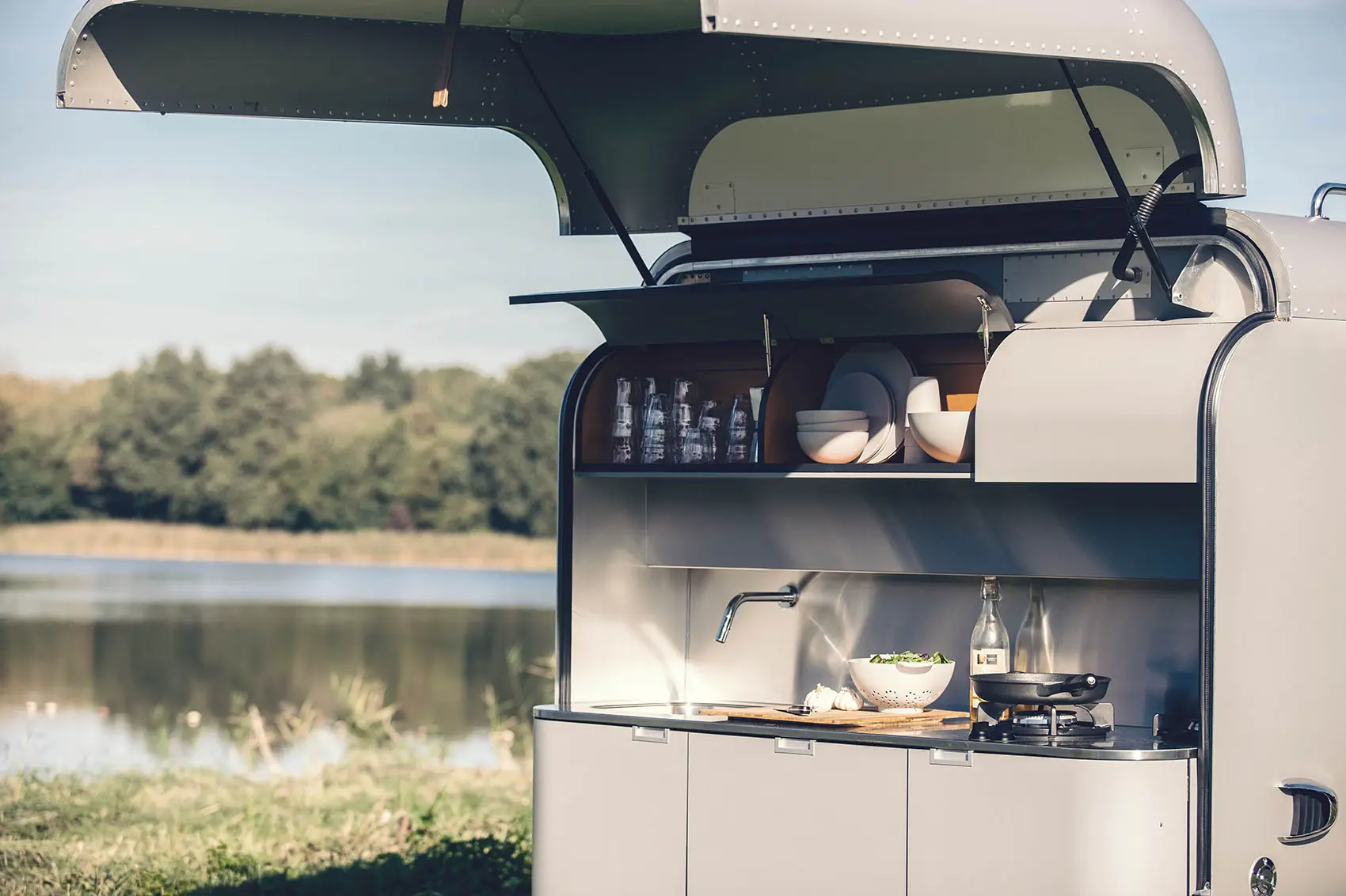 PITT Cooking gasbrännare för utekök i mobil kökslösning utomhus vid sjö