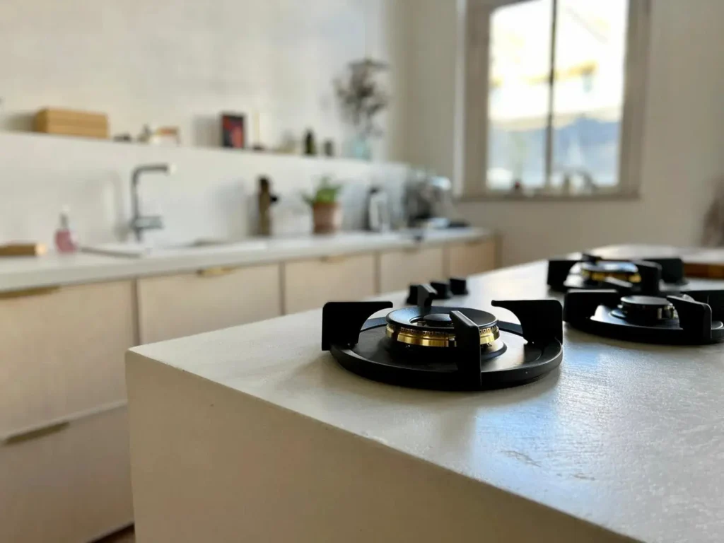 Bildkälla: Tutto Cemento PITT Cooking gasbrännare integrerade i ljus bänkskiva med Top Side-vred