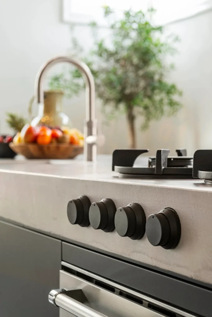 Bildkälla: Restyle XL Närbild på PITT Cooking gasbrännares Front Side-vred monterade i bänkskivefronten