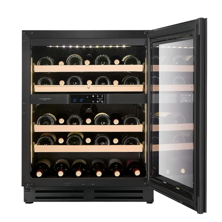 Modern vinkyl med öppen glasdörr, fem trähyllor med vinflaskor, LED-belysning och digital temperaturpanel i mitten.