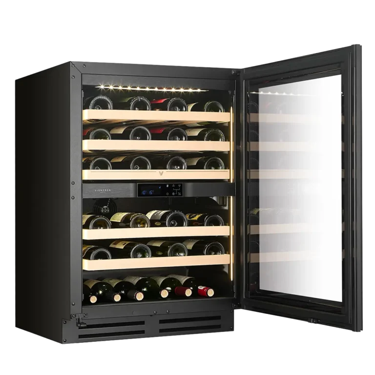 Svart vinkyl med öppnad glasdörr, flera hyllor med liggande vinflaskor, mjuk belysning och digital kontrollpanel.