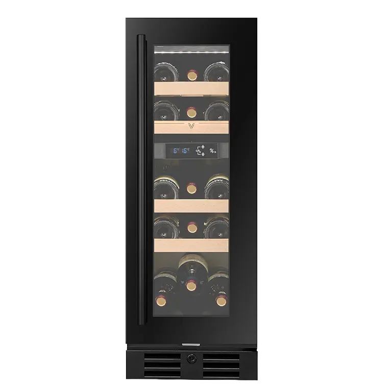 Svart vinkyl med glasfront och trähyllor, där flera vinflaskor ligger horisontellt; en digital display visar temperaturen inuti.