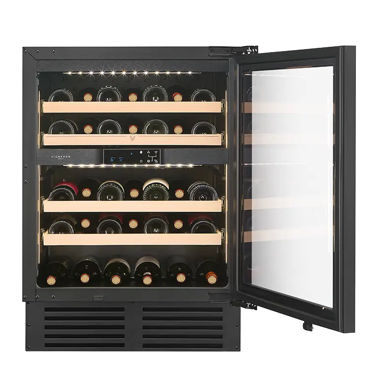Vigneron vinkyl med öppen glasdörr visar flera hyllor med liggande vinflaskor, kontrollpanelen samt den inbyggda LED-belysningen.