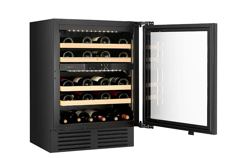Vigneron vinkyl för integrering med egen lucka, öppen glasdörr, fyra trähyllor och flera liggande vinflaskor.