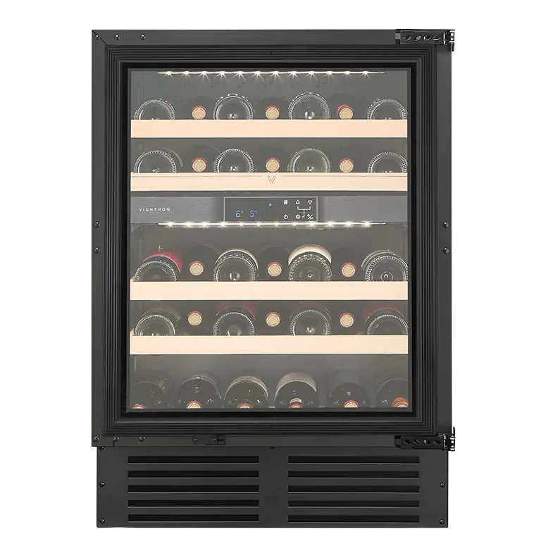Vigneron vinkyl för integrering med egen lucka och flera hyllor för liggande vinflaskor, samt en temperaturdisplay på kontrollpanelen i mitten.
